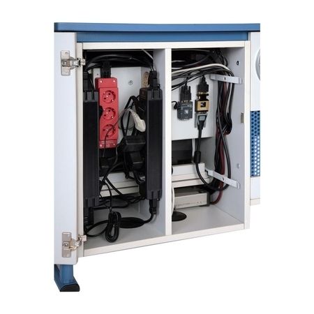 Ein Fach mit elektrischen Geräten, das verschiedene Ausrüstungen und Kabel enthält
