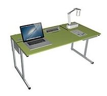 Ein grüner Schreibtisch mit einem darauf positionierten Laptop, der einen modernen Arbeitsbereich darstellt