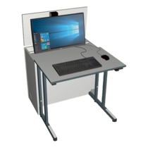 Ein Computertisch mit einem Monitor und einer Tastatur