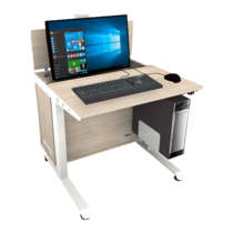 Ein Computertisch mit einem darauf platzierten Laptop, der einen aufgeräumten Arbeitsbereich zeigt