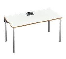Ein schlichter weißer Tisch mit Metallbeinen und integrierten Anschlüssen für Mediengeräte