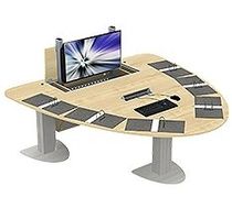 Ein Computertisch mit Monitor und Tastatur, der für Arbeits- oder Studienzwecke eingerichtet ist
