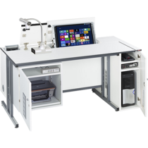 Ein moderner Arbeitsplatz mit Touchscreen-Display, Dokumentenkamera und Ablagefächern für Geräte und Material