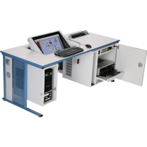 Ein moderner Arbeitsplatz mit Touchscreen-Display, Dokumentenkamera und Ablagefächern für Geräte und Material