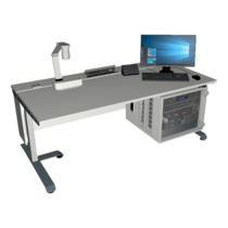 Ein moderner Arbeitsplatz mit einem Desktop-Computer, einem Monitor, einer Tastatur und einer Dokumentenkamera auf einem schlichten grauen Schreibtisch